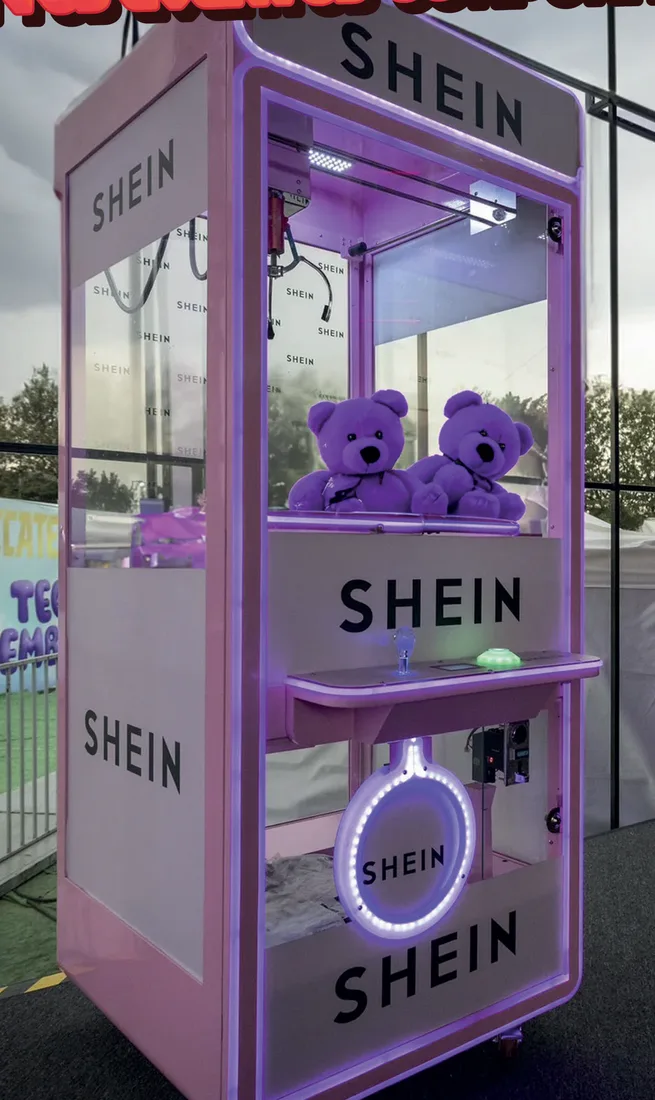 Máquina de garra personalizada con la marca de un cliente en un evento al aire libre